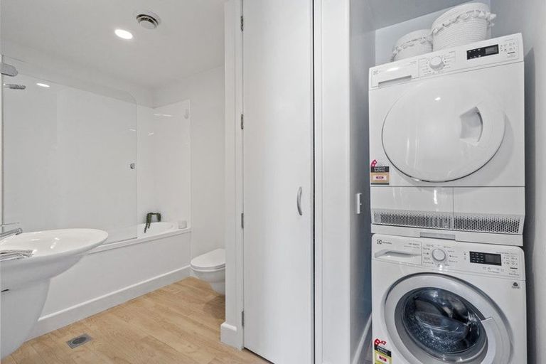 Photo of property in Shelley Bay Terraces, 2/61 Maupuia Road, Maupuia, Wellington, 6022