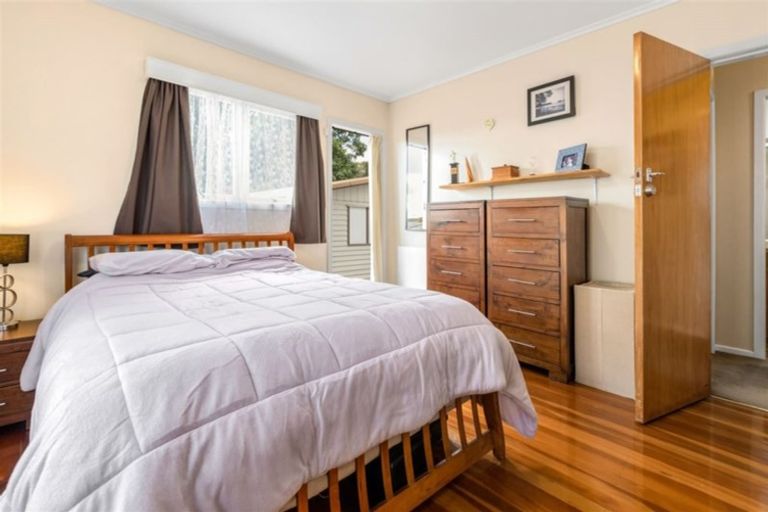 Photo of property in 17 Albert Road, Kelston, Auckland, 0602