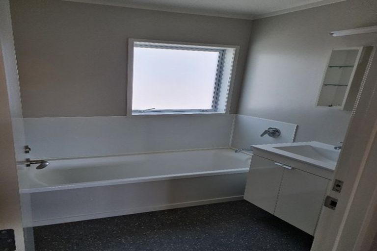 Photo of property in 42a Sunset Road, Unsworth Heights, Auckland, 0632