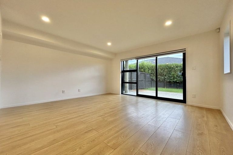 Photo of property in 96e Triangle Road, Massey, Auckland, 0614