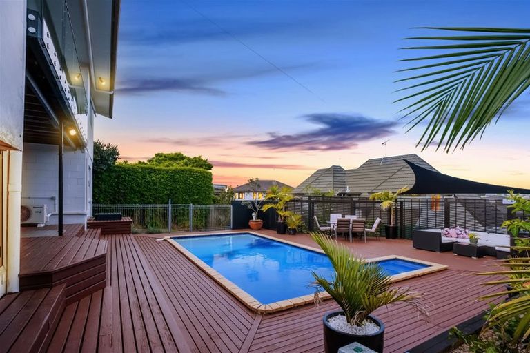 Photo of property in 9 Longbill Place, Glendene, Auckland, 0602