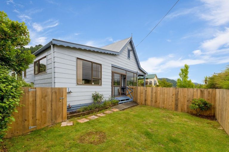 Photo of property in 168 Waikawa Road, Picton, 7220
