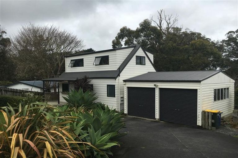 Photo of property in 33 Elizabeth Drive, West Harbour, Auckland, 0618