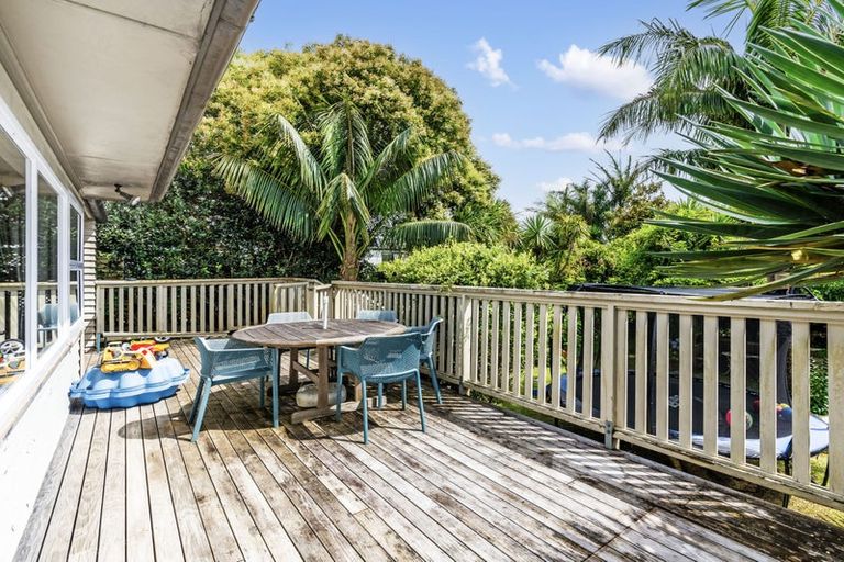 Photo of property in 23 Taipari Road, Te Atatu Peninsula, Auckland, 0610