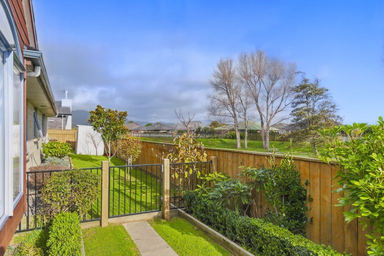 Photo of property in 41 Holcombe Drive, Paraparaumu, 5032