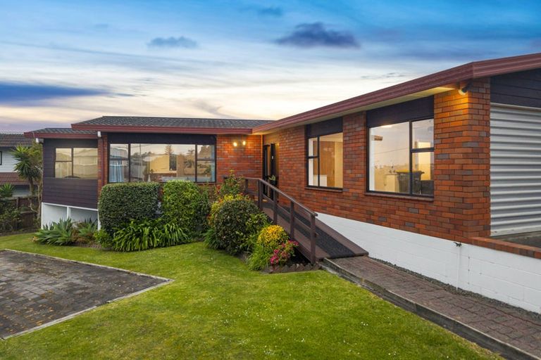 Photo of property in 1/2 Kowhai Road, Campbells Bay, Auckland, 0630