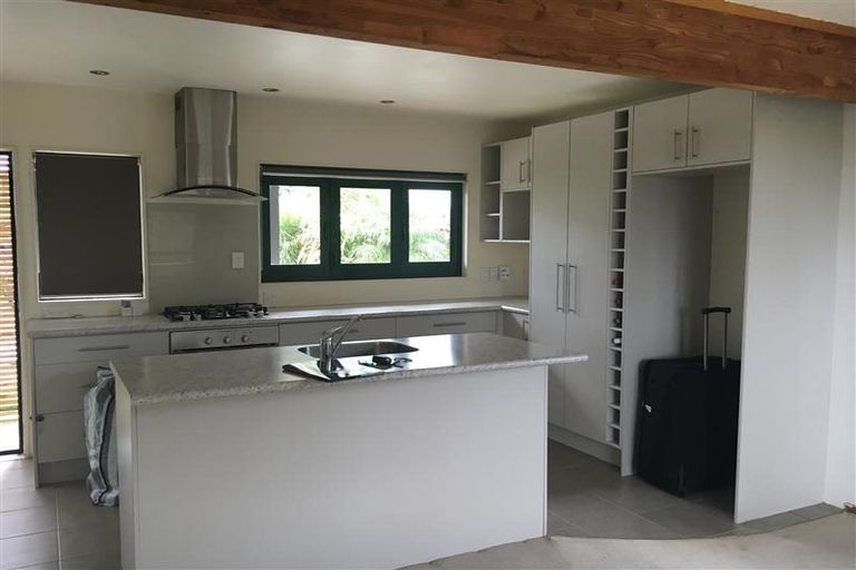 Photo of property in 33 Elizabeth Drive, West Harbour, Auckland, 0618