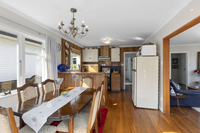 Photo of property in 32 Lowry Crescent, Stokes Valley, Lower Hutt, 5019