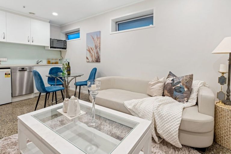 Photo of property in 2/24 Selwyn Road, Cockle Bay, Auckland, 2014