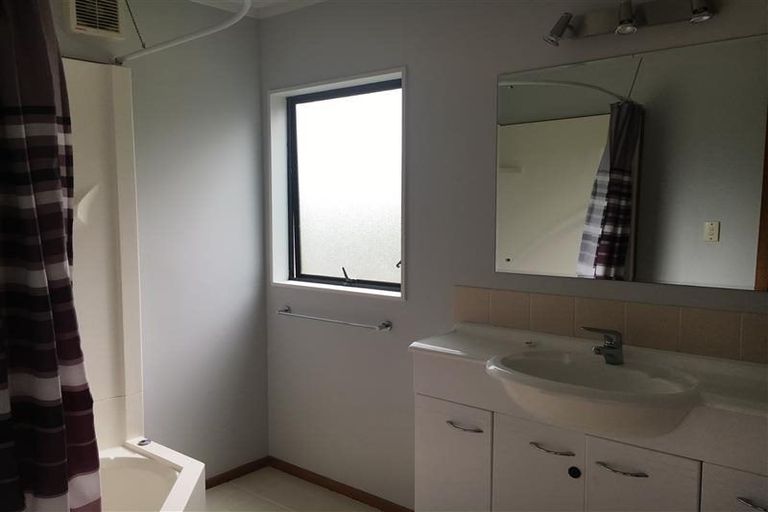 Photo of property in 33 Elizabeth Drive, West Harbour, Auckland, 0618