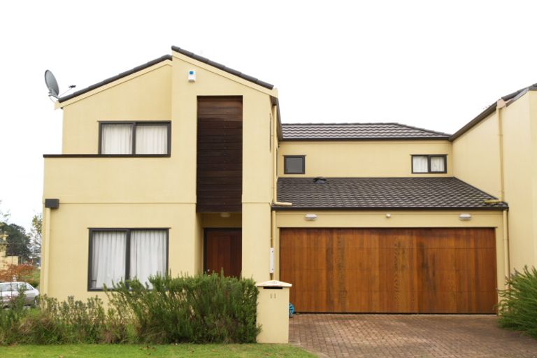 Photo of property in 11 Spalding Rise, Golflands, Auckland, 2013