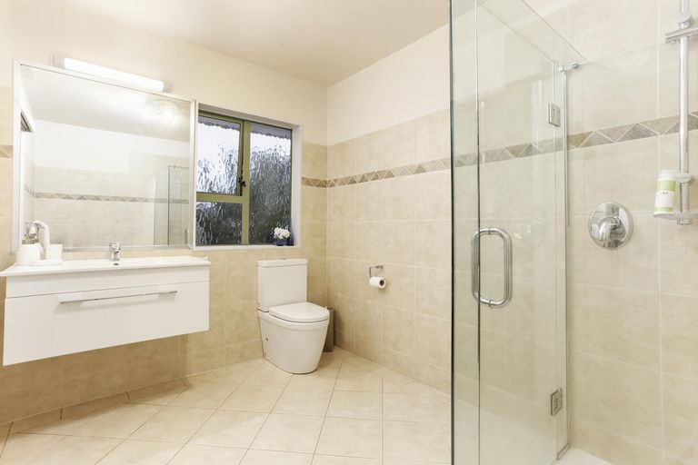 Photo of property in 31 Turanga Road, Henderson Valley, Auckland, 0612