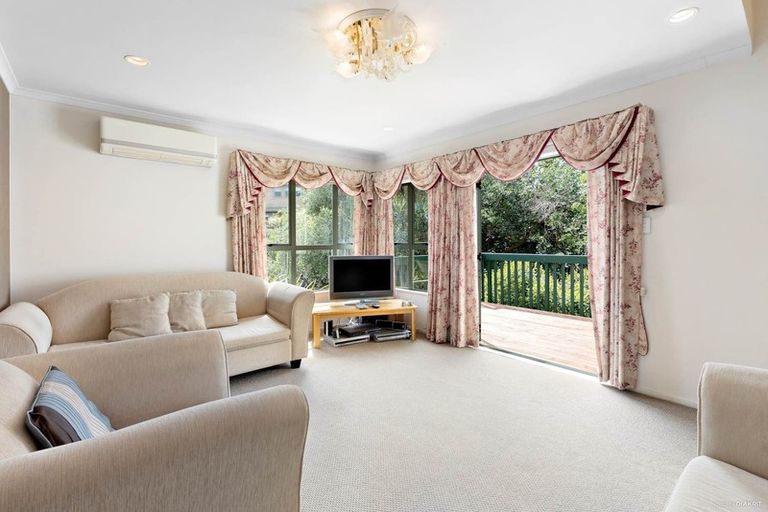 Photo of property in 15 Ryehill Close, New Lynn, Auckland, 0600