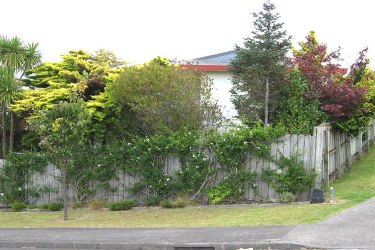 Photo of property in 72 Totaravale Drive, Totara Vale, Auckland, 0629
