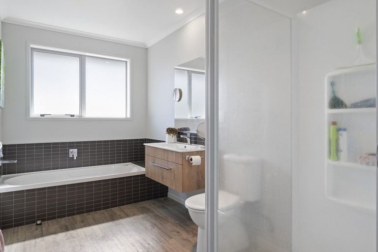 Photo of property in 70 Sentinel Avenue, Omokoroa, 3114