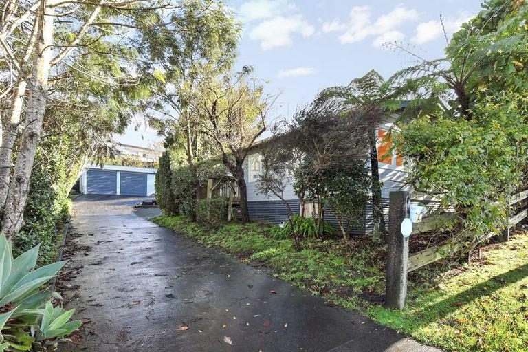 Photo of property in 3 Kemp Road, Massey, Auckland, 0614