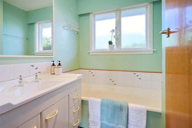 Photo of property in 18 Longmuir Street, Ilam, Christchurch, 8041