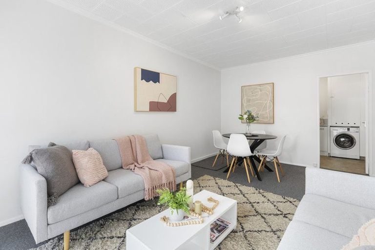 Photo of property in Kingsgate Flats, 10 Austin Street, Mount Victoria, Wellington, 6011