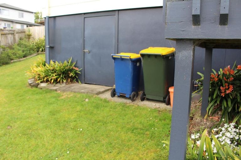 Photo of property in 1/8 Louise Place, West Harbour, Auckland, 0618