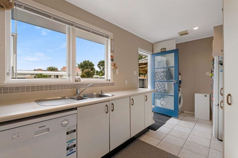 Photo of property in 7 Barberry Lane, Te Atatu Peninsula, Auckland, 0610