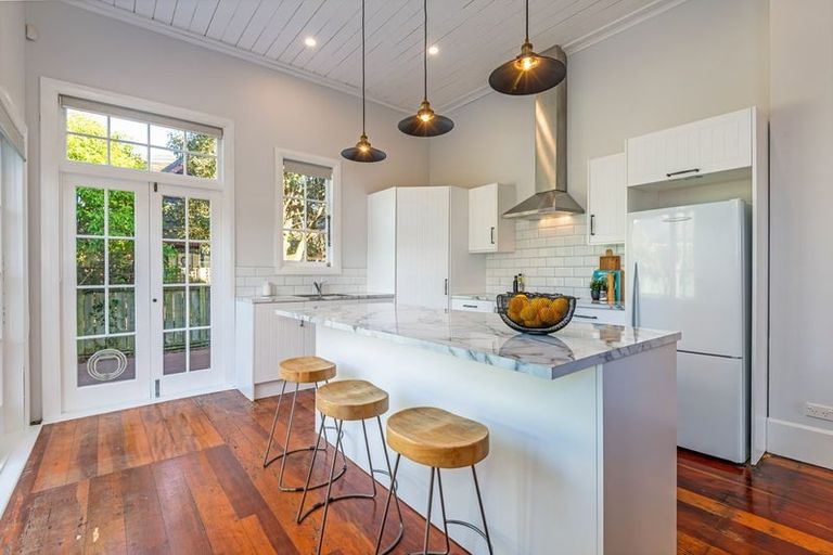 Photo of property in 19 Alfred Street, Roslyn, Palmerston North, 4414