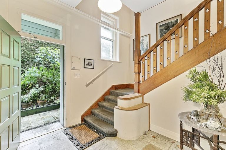 Photo of property in 16a Hadfield Terrace, Kelburn, Wellington, 6012