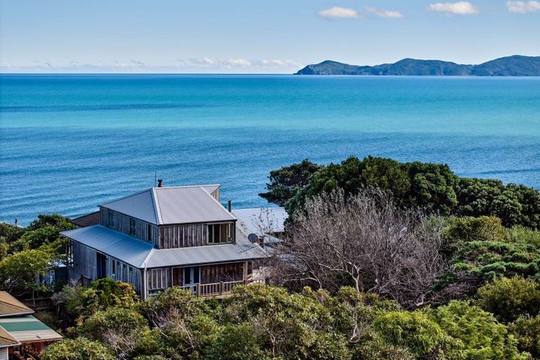 Photo of property in 13 The Parade, Paekakariki, 5034