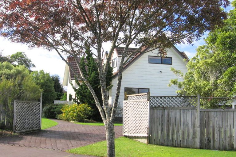 Photo of property in 4 Kallaroo Place, Botany Downs, Auckland, 2010