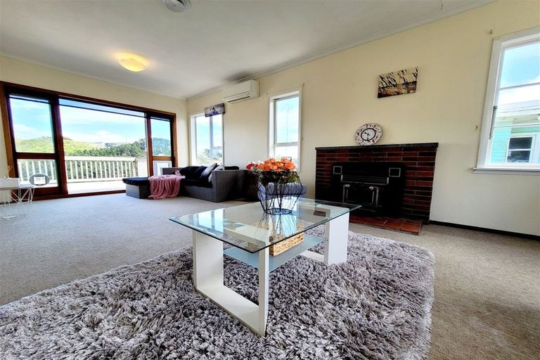 Photo of property in 20 Miles Crescent, Newlands, Wellington, 6037