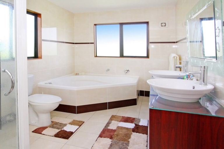 Photo of property in 27 Amberwood Drive, Northpark, Auckland, 2013