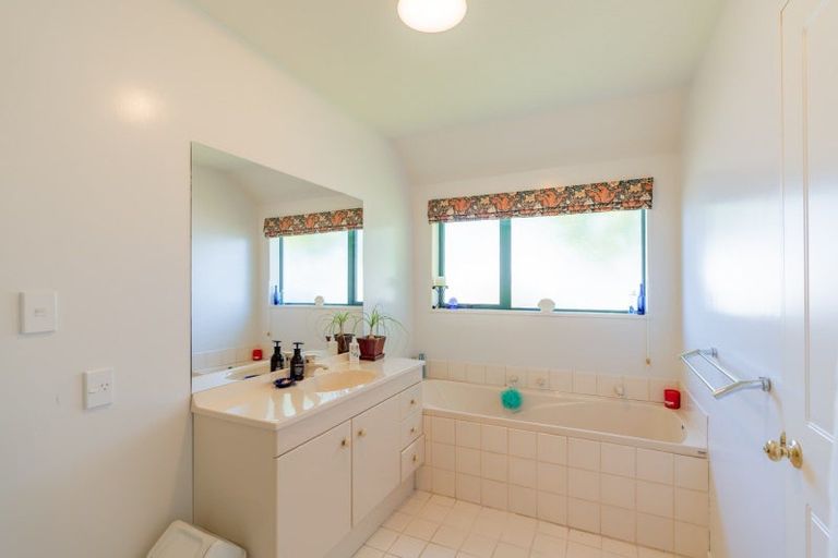 Photo of property in 132 Round Hill Road, Loburn, 7472