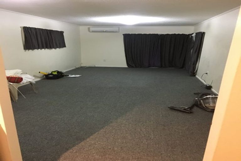 Photo of property in 28 Fernhaven Grove, Newlands, Wellington, 6037