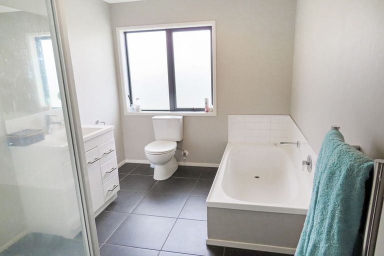 Photo of property in 76 Sunstone Crescent, Timberlea, Upper Hutt, 5018