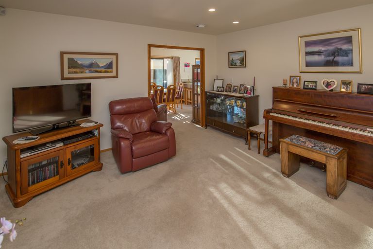 Photo of property in 4 Chesterfield Mews, Russley, Christchurch, 8042