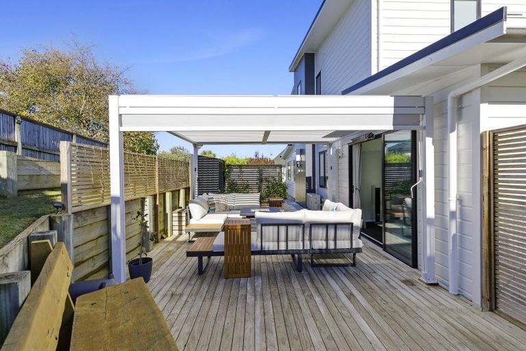 Photo of property in 32 Lanyon Place, Whitby, Porirua, 5024