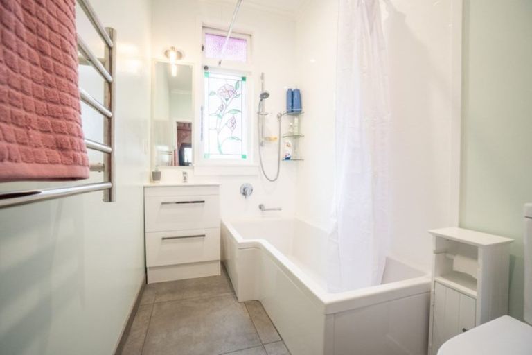 Photo of property in 19 Kingswood Street, Takaro, Palmerston North, 4412