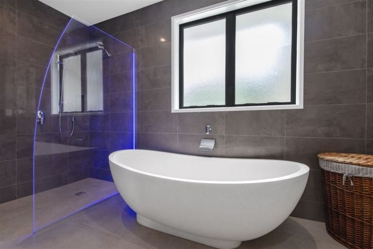 Photo of property in 2d Country Club Lane, Waiuku, 2123