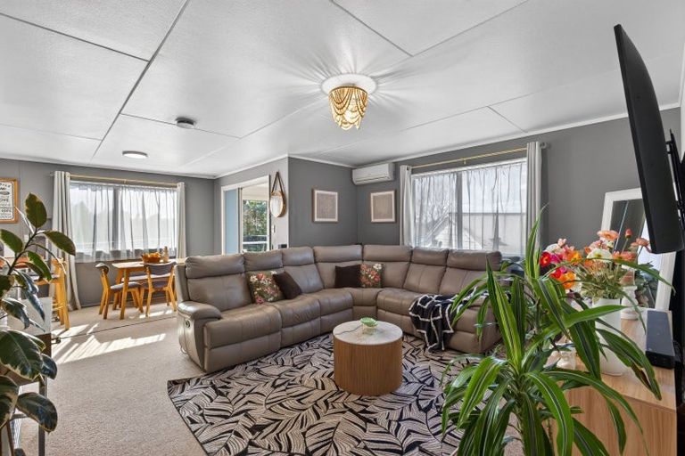 Photo of property in 35 Riversdale Drive, Merrilands, New Plymouth, 4312