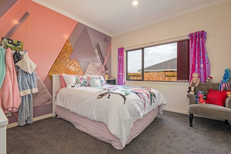 Photo of property in 8 Crabapple Close, Milson, Palmerston North, 4414