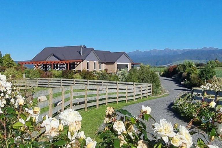 Photo of property in 9 Waipuna Grove, Levin, 5571