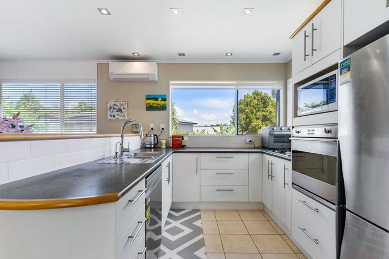 Photo of property in 3a Leiden Place, Totara Vale, Auckland, 0629