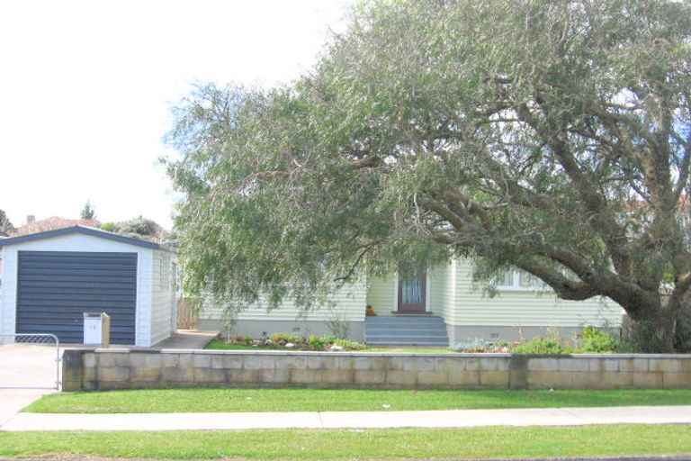 Photo of property in 15 View Road, Papakura, 2110