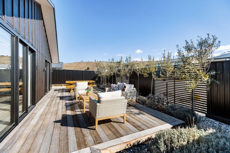 Photo of property in 38 Stratford Drive, Mount Pisa, Cromwell, 9383