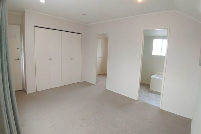 Photo of property in 10 Granville Drive, Massey, Auckland, 0614