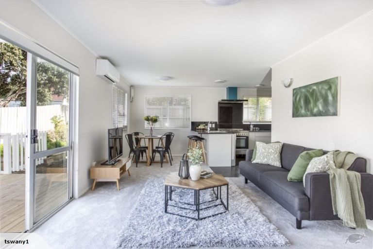 Photo of property in 1/20 Lambrown Drive, Totara Vale, Auckland, 0629