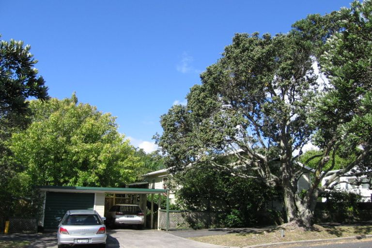 Photo of property in 2 Second Avenue, Stanley Point, Auckland, 0624