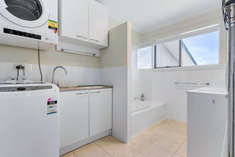 Photo of property in 3a Leiden Place, Totara Vale, Auckland, 0629