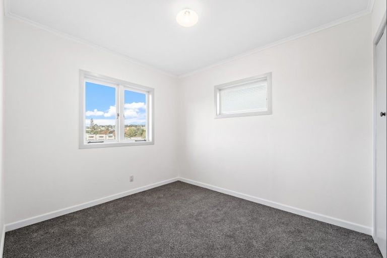 Photo of property in 35 Eastglen Road, Glen Eden, Auckland, 0602