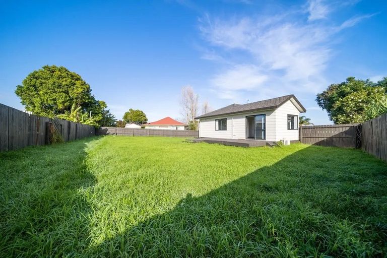 Photo of property in 22 Dungarvon Place, Clendon Park, Auckland, 2103