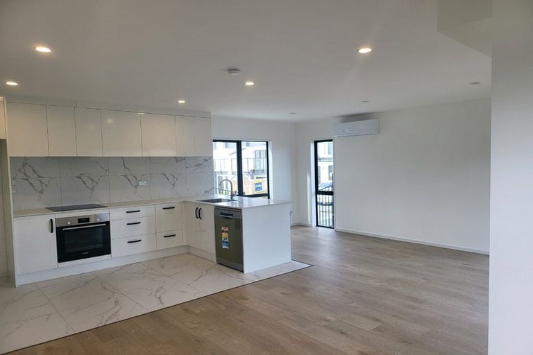 Photo of property in 2 Dotterel Place, Westgate, Auckland, 0614
